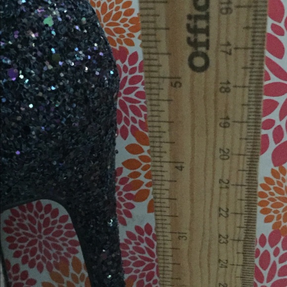 Heels - Picture 4 of 4